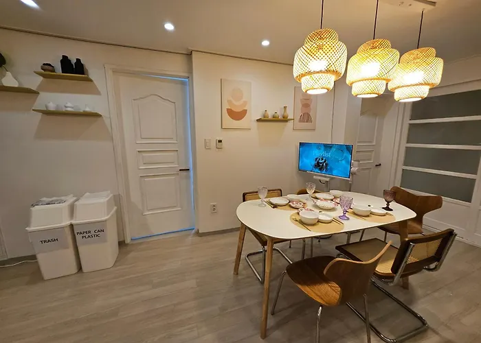 명동 침실3 욕실2개 계단없음 1층 가족 아이 성신여대입구역 5분 7박이상 픽업무료 Apartment